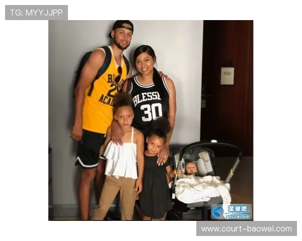 足球球星携妻子温馨合影展现家庭幸福生活引发粉丝热议